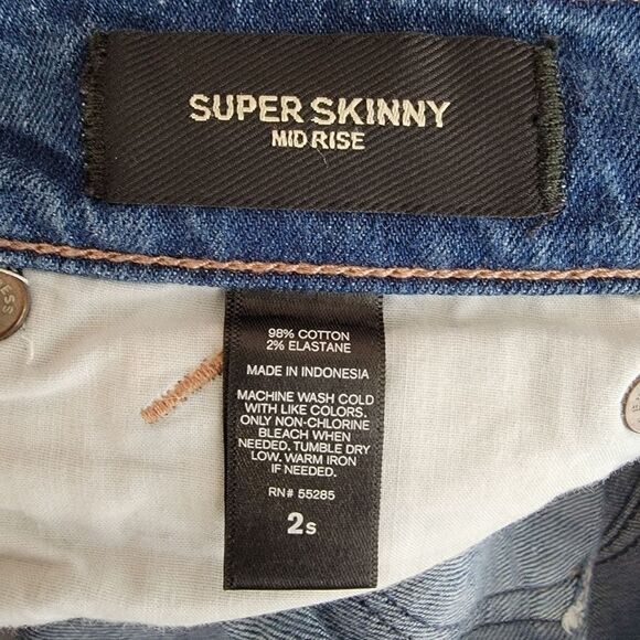 Express super skinny mid-rise distressed denim jean 2short 2s - Picture 6 of 6
